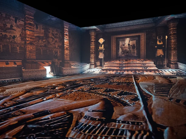 TUTANCHAMUN – Ein immersives Abenteuer Eine immersive Ausstellung im altägyptischen Stil, mit leuchtenden Wandmalereien und kunstvollen Skulpturen.