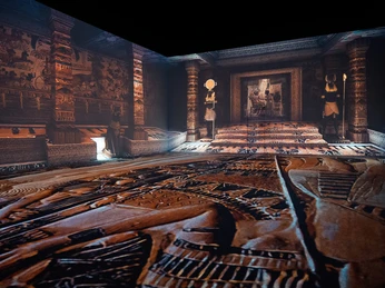 Tutankhamun - His Tomb and His Treasures Eine immersive Ausstellung im altägyptischen Stil, mit leuchtenden Wandmalereien und kunstvollen Skulpturen.An immersive exhibition in ancient Egyptian style, with luminous murals and artistic sculptures.