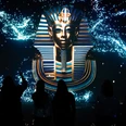 TUTANCHAMUN – Ein immersives Abenteuer Die beeindruckende Maske des Tutanchamun leuchtet eindrucksvoll vor dunklem Hintergrund.The impressive mask of Tutankhamun glows impressively against a dark background.