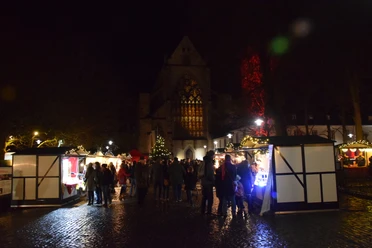 Adventsmarkt Odenthal Adventsmarkt vor dem Altenberger Dom mit beleuchteten Ständen und Besuchern bei Nacht