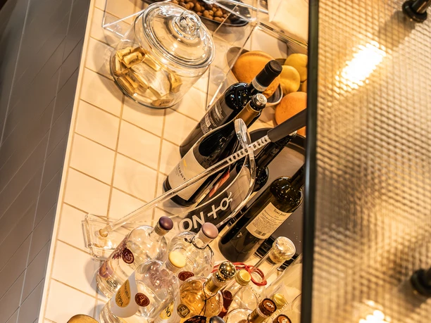 Auswahl an Speisen und Wein bei Vitis