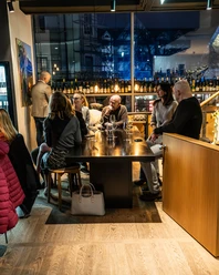 Innenraum der VITIS Wein & Champagner Bar