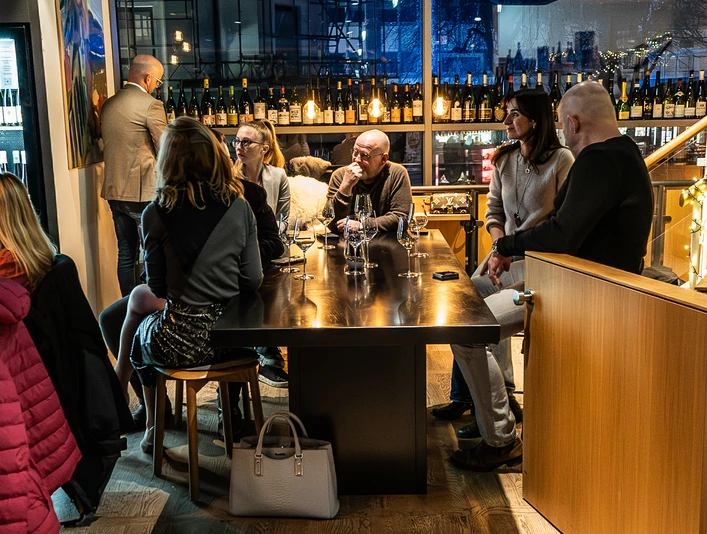 Innenraum der VITIS Wein & Champagner Bar