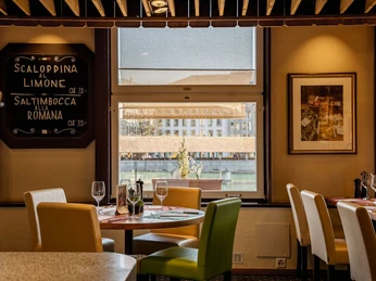 FAV Da Ernesto - Innenraum 1. Stock Aussicht auf Käppelibrücke.jpg