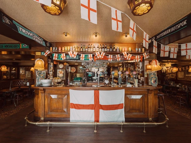 FAV Mr. Pickwick Luzern - Innenansicht Barfront.jpg