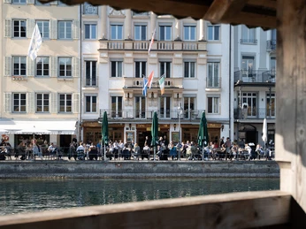 FAV Mr. Pickwick Luzern - Aussenansicht von der Kapellbrücke.jpg