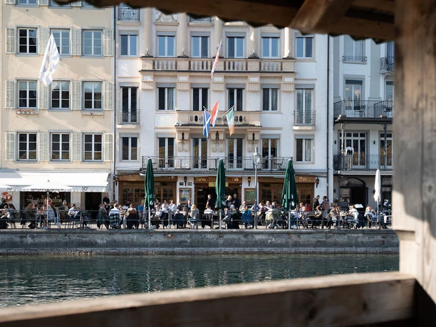 FAV Mr. Pickwick Luzern - Aussenansicht von der Kapellbrücke.jpg