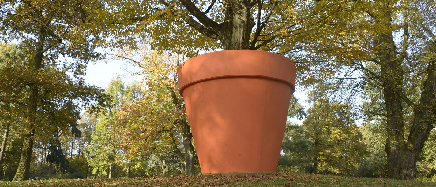 Großer Blumentopf im Französischen Garten