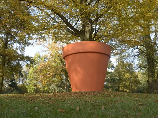 Großer Blumentopf im Französischen Garten
