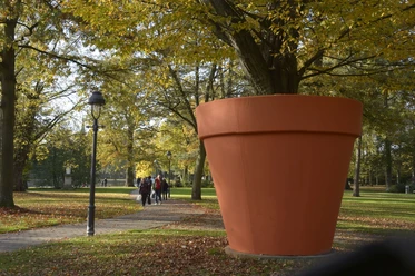 Großer Blumentopf im Französischen Garten