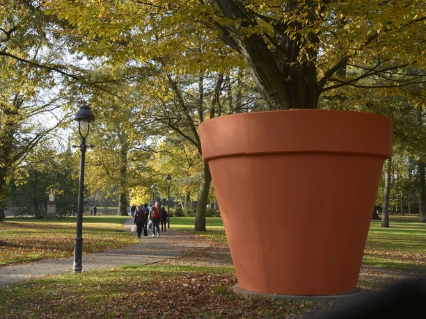 Großer Blumentopf im Französischen Garten