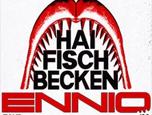 Ein Poster mit Haifischgebiss-Motiv und Text "Haifischbecken Ennio Tour ’26" in Rot und Schwarz.