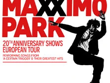 Coverbild zur 20-jährigen Jubiläumsshow der britischen Band Maxïmo Park mit dynamischer Silhouette.
