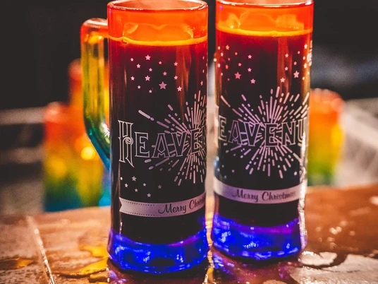 Mulled wine - HEAVENUE Cologne Zwei dampfende Glühweintassen mit "HEAVENUE", die in festlicher Stimmung leuchten.Two steaming cups of mulled wine with "HEAVENUE", glowing in a festive atmosphere.