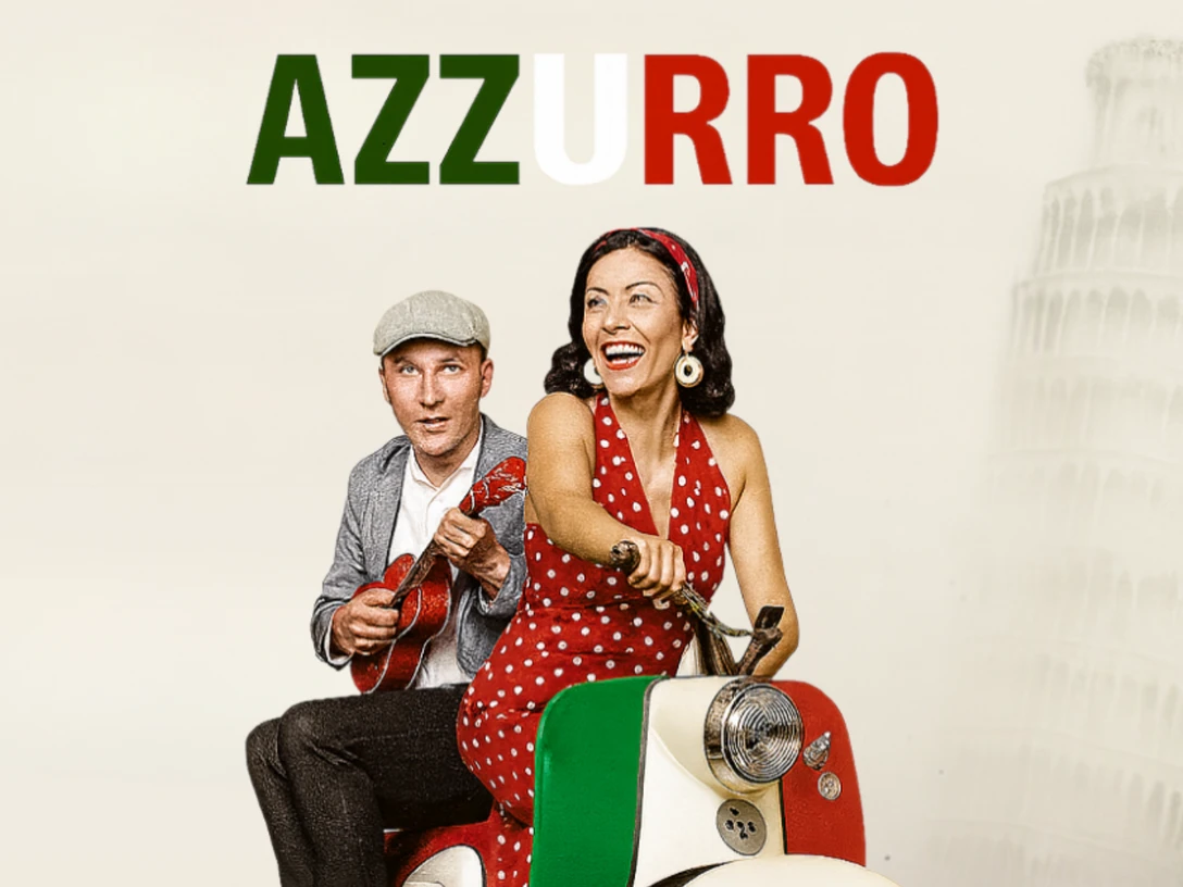 azzurro-dinner-show.png Frau in rotem Kleid auf Vespa mit italienischer Flagge, Mann mit Gitarre, Turm von Pisa im Hintergrund
