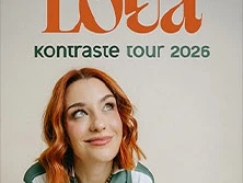 Sängerin Lola mit roten Haaren und grün-weißem Hemd blickt verträumt nach oben. Text: "Lola Kontraste Tour 2026".