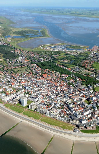 Promenade Hafen – Weststrand – Kaiserwiese – Nordstrand Luftbild der Promenade vom Hafen zum Nordstrand