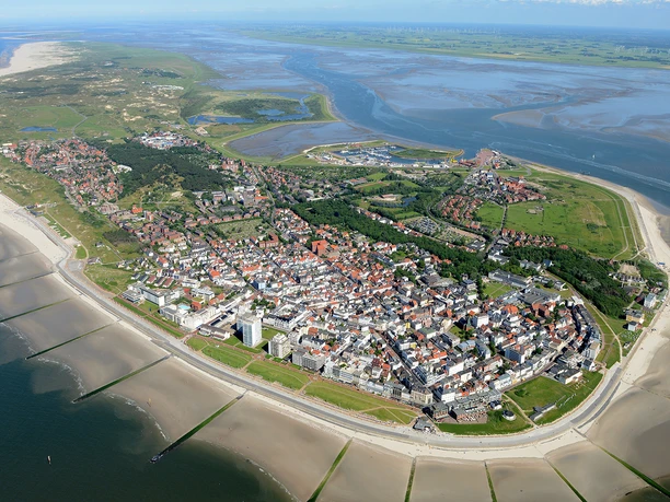 Promenade Hafen – Weststrand – Kaiserwiese – Nordstrand Luftbild der Promenade vom Hafen zum Nordstrand