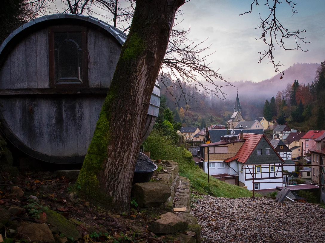 Krippen Ein Baumhausfass befindet sich an einem Hang, im Hintergrund eine ruhige Dorfstraße mit bunten Häusern.A tree house barrel is located on a slope, with a quiet village street with colorful houses in the background.Stromový dům barel se nachází ve svahu, v pozadí je klidná vesnická ulice s barevnými domy.Domek na drzewie położony jest na zboczu, a w tle widać cichą wiejską uliczkę z kolorowymi domami.Een boomhutvat ligt op een helling, met een rustige dorpsstraat met kleurrijke huizen op de achtergrond.Una casa-botte sull'albero si trova su un pendio, con una tranquilla strada del villaggio con case colorate sullo sfondo.