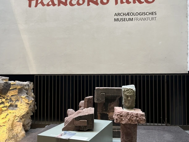 KAISERPFALZ franconofurd Skulpturen in der Kaiserpfalz-Ausstellung.