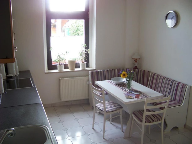 umfangreich eingerichtete Wohnküche