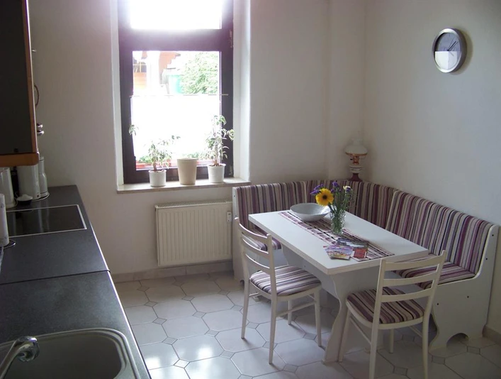 umfangreich eingerichtete Wohnküche