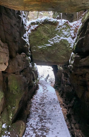 Uttewalder Felsentor zwischen Lohmen und Stadt Wehlen im Winter