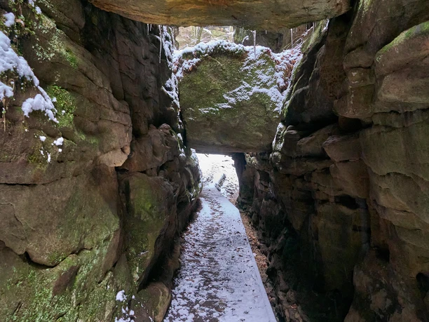 Uttewalder Felsentor zwischen Lohmen und Stadt Wehlen im Winter