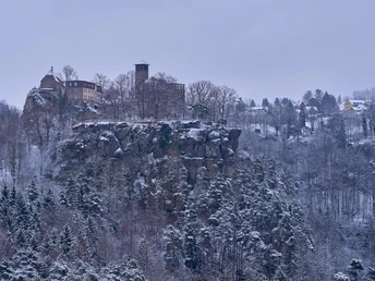 Hockstein-Aussicht zur Burg Hohnstein im Winter