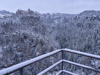 Hockstein-Aussicht zur Burg Hohnstein im Winter