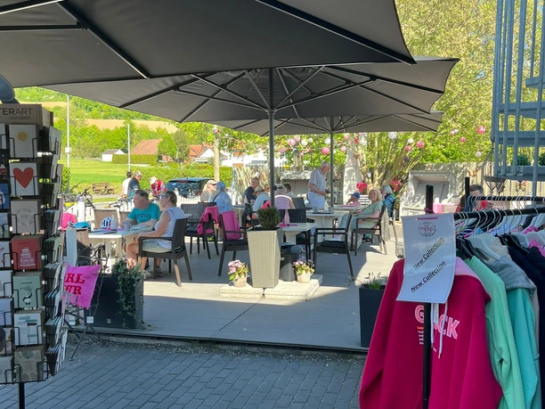 Bild Mellys Cafe und Store.jpg