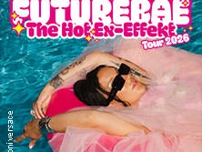 Eine Person entspannt im Wasser auf einem pinken Schwimmring, umgeben von blauen Wellen.