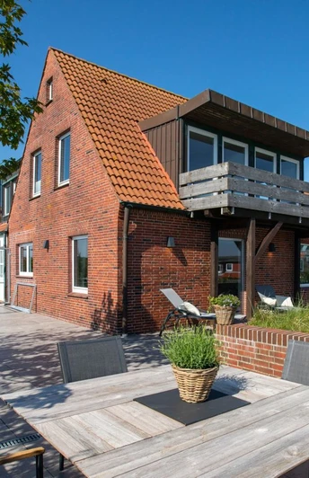 Haus Billstraße 17a - Long Island_Hausansicht mit Tisch.jpg