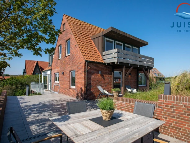 Haus Billstraße 17a - Long Island_Hausansicht mit Tisch.jpg