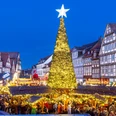 Weihnachtsmarkt Celle Weihnachtsmarkt in Celle: Leuchtender Tannenbaum, umgeben von Fachwerkhäusern und Menschenmenge.Christmas market in Celle: A glowing Christmas tree, surrounded by half-timbered houses and crowds of people.Julemarked i Celle: Et lysende juletræ omgivet af bindingsværkshuse og masser af mennesker.Kerstmarkt in Celle: Een gloeiende kerstboom omringd door vakwerkhuizen en mensenmassa's.