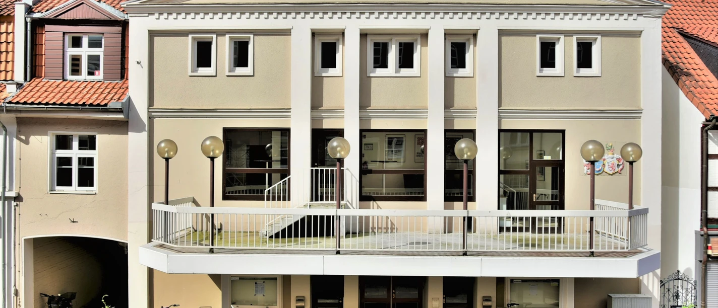 4 Stadttheater.jpg Das Stadttheater mit seiner modernen Fassade, flankiert von historischen Gebäuden, empfängt Besucher.