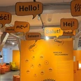 Geschichte-des-Ankommens.jpg Einladende Ausstellung mit Willkommensgrüßen in verschiedenen Sprachen.