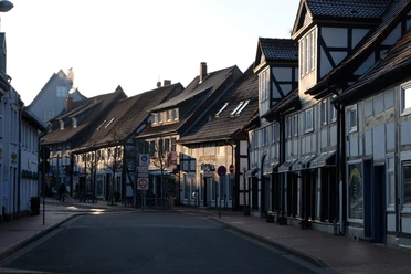 Nordstr. Februar 2016.JPG Fachwerkstraße in winterlichem Licht, historische Gebäude säumen den ruhigen Gehweg und Straße.