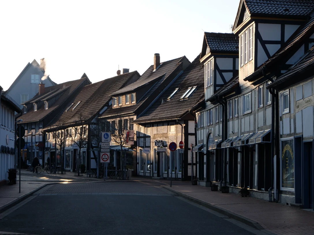 Nordstr. Februar 2016.JPG Fachwerkstraße in winterlichem Licht, historische Gebäude säumen den ruhigen Gehweg und Straße.