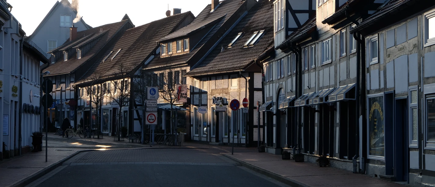 Nordstr. Februar 2016.JPG Fachwerkstraße in winterlichem Licht, historische Gebäude säumen den ruhigen Gehweg und Straße.