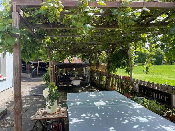 Garten mit Pergola und Tischtennis