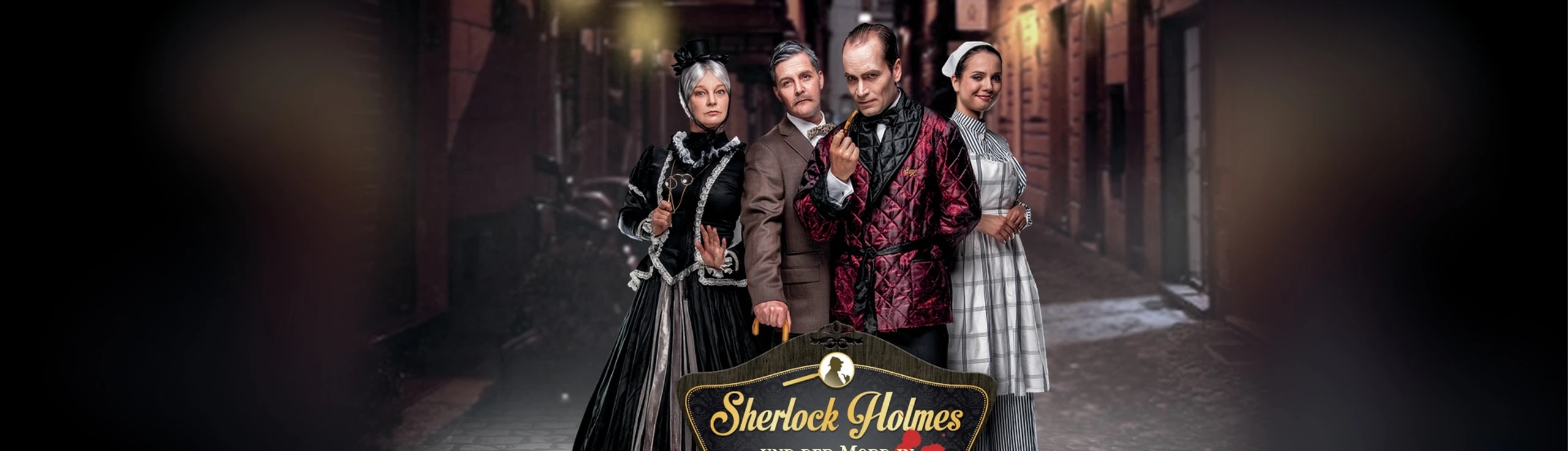 fds_eventim_fanticket_bakerstreet.jpg Vier Personen in viktorianischer Kleidung posieren dramatisch in einer gepflasterten Abendgasse.