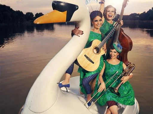 Falsche Wimpern-Echte Musik_Zucchini Sistaz_by Peter Wattendorff (Medium)