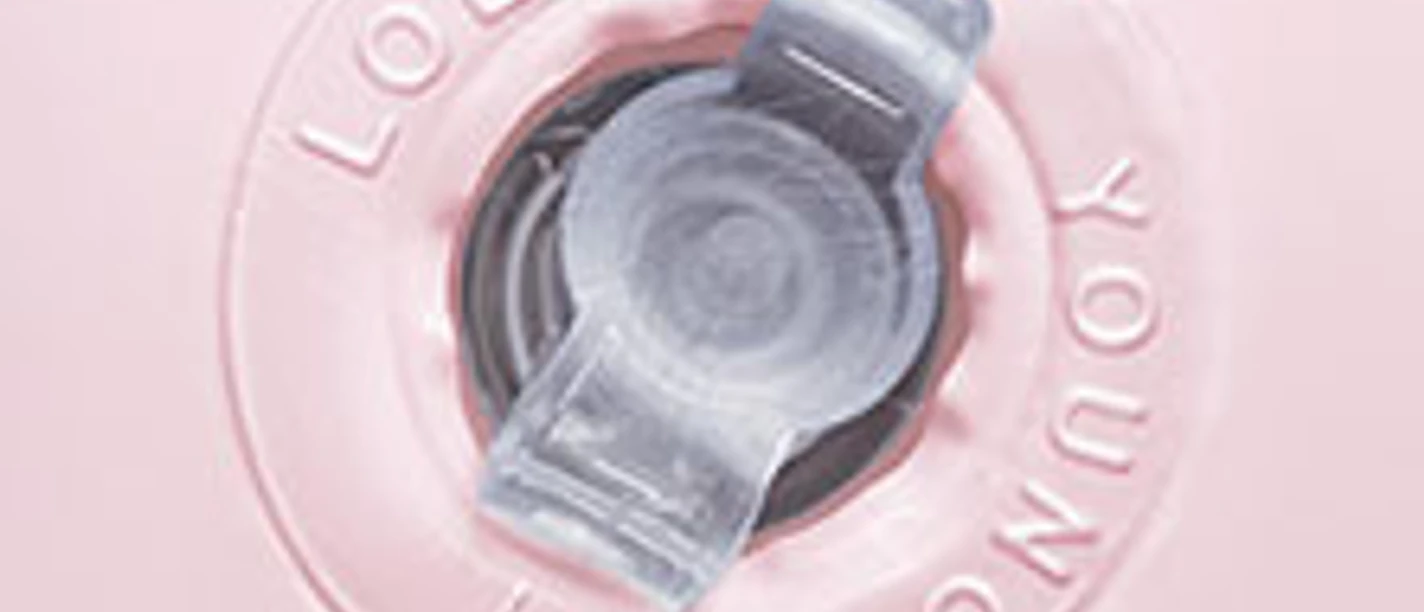 Verschluss einer rosa, kreisförmigen Trinkflasche mit transparentem, drehbarem Kunststoffverschluss.