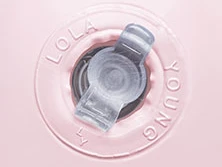 Verschluss einer rosa, kreisförmigen Trinkflasche mit transparentem, drehbarem Kunststoffverschluss.