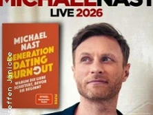 Michael Nast vor einem Buchplakat, neben seinem Abbild in einem Veranstaltungsposter für 2026.