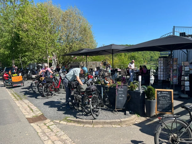Bild Mellys Cafe und Store.jpg