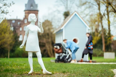 Kunstwerk ,,Yes There No Where'' im Marienburgpark Kunstwerk ,,Yes There No Where'' von Robert Wilson im Marienburgpark Monheim. Ein kleines blaues Häuschen und eine weiße Skulptur umgeben von grünem Gras. Im Hintergrund ist die Marienburg zu sehen. Eltern mit Kinderwagen, schauen sich das Häuschen an.