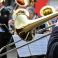 Posaunenchor Ein Posaunenchor spielt im Freien, glänzende Instrumente reflektieren das Licht.A trombone choir plays outside, gleaming instruments reflecting the light.Et basunkor spiller udenfor, og de skinnende instrumenter reflekterer lyset.Een trombonekoor speelt buiten, glimmende instrumenten weerspiegelen het licht.