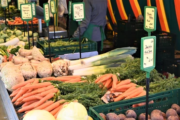 Gemüse.JPG Frisches Gemüse auf einem Marktstand: Karotten, Lauch, Sellerie und Rote Bete in einer einladenden Anordnung.